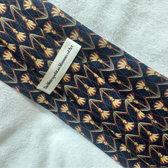 The Metropolitan Museum of Art silk tie vintage vibes - Picture 2 of 7